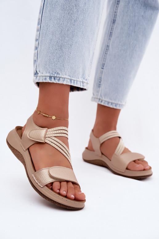 Sandálias douradas femininas com tiras elásticas