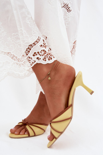 Chinelos femininos com saltos finos em couro sintético amarelo Orchidia