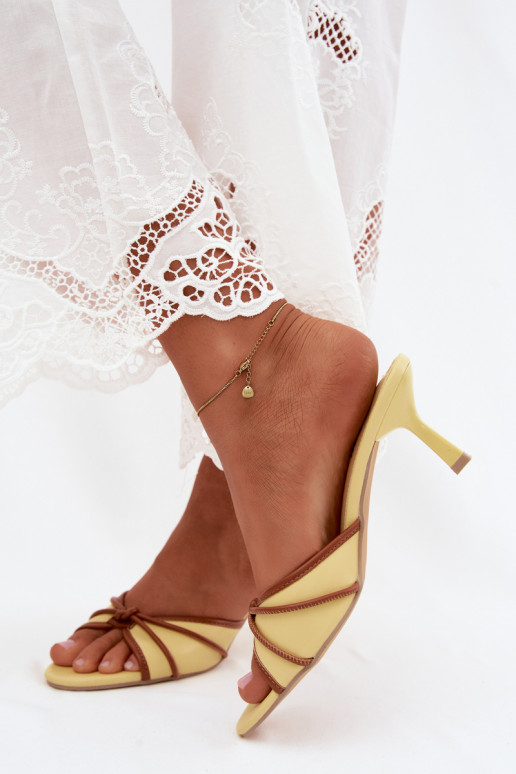 Chinelos femininos com saltos finos em couro sintético amarelo Orchidia