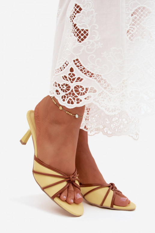 Chinelos femininos com saltos finos em couro sintético amarelo Orchidia