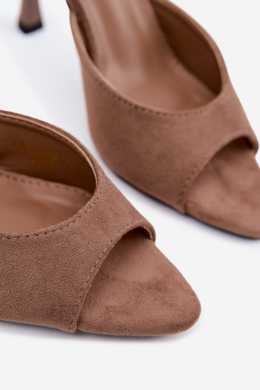 Chinelos com saltos finos de camurça sintética em khaki Cherryssa