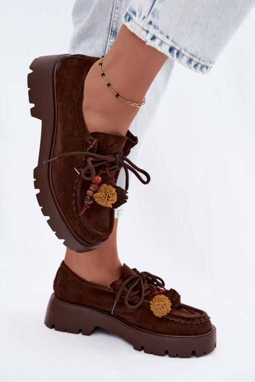 Sapatos com belos detalhes em camurça sintética na cor chocolate Melonia