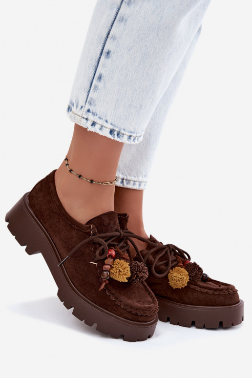 Sapatos com belos detalhes em camurça sintética na cor chocolate Melonia