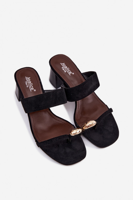 Chinelos com saltos e detalhes dourados em preto Dakotelle