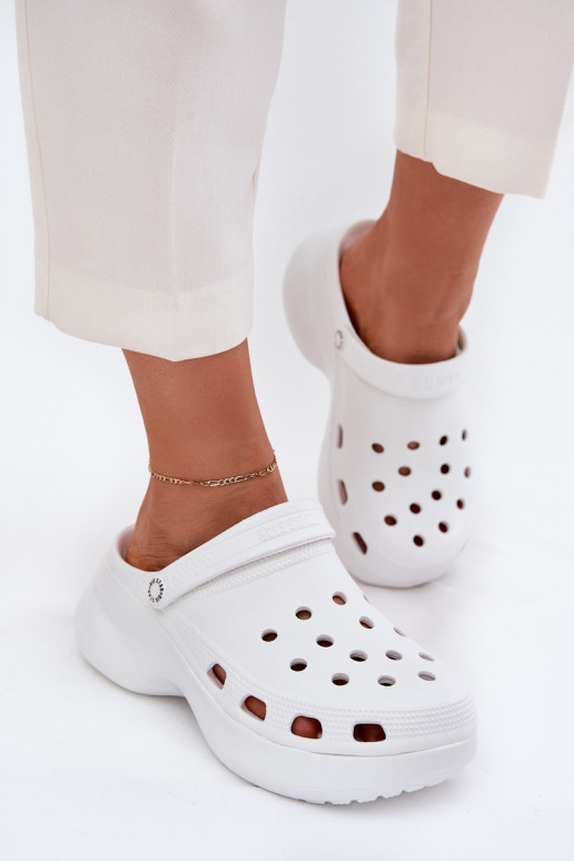 Chinelos femininos com solas chunky na moda Big Star RR274A119 brancos