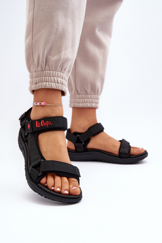 Sandálias femininas com fechos adesivos em preto Lee Cooper LCIN-26-34-4423L