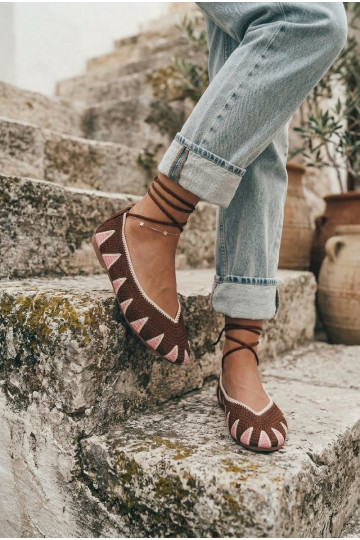 Ballerinas de crochê com detalhes elegantes em marrom escuro Astera