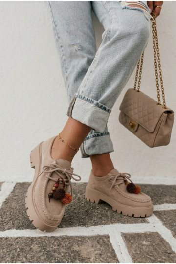 Sapatos com belos detalhes em camurça sintética na cor areia Melonia
