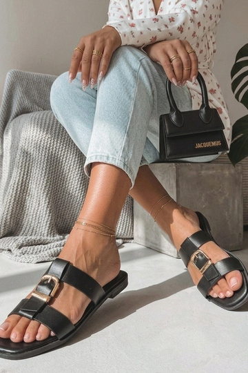 Tamancos pretos femininos com fivela decorativa Lavinia