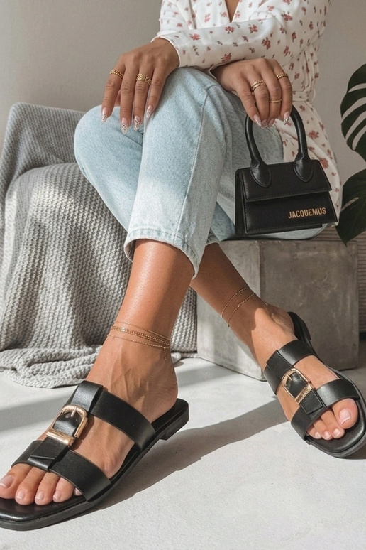 Tamancos pretos femininos com fivela decorativa Lavinia