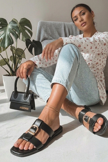 Tamancos pretos femininos com fivela decorativa Lavinia 2
