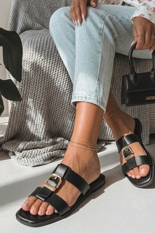 Tamancos pretos femininos com fivela decorativa Lavinia