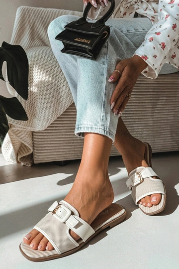 Tamancos brancos femininos com fivela decorativa Isadora