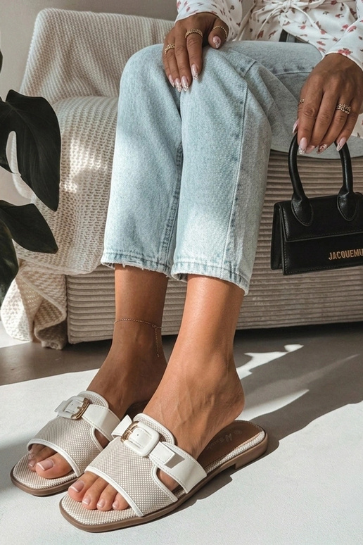 Tamancos brancos femininos com fivela decorativa Isadora