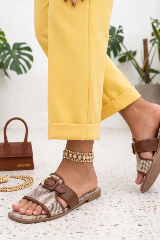 Tamancos marrons femininos com fivela decorativa Isadora