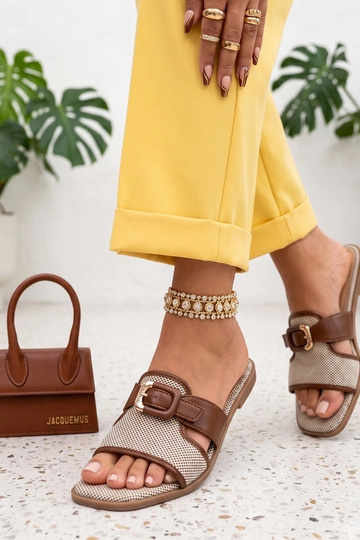 Tamancos marrons femininos com fivela decorativa Isadora 2