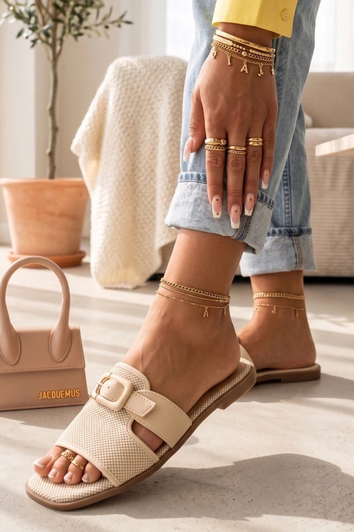 Tamancos na cor areia femininos com fivela decorativa Isadora