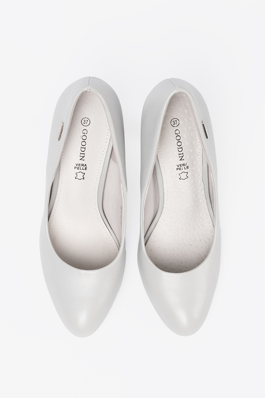 Sapatos de salto cinzentos clássicos