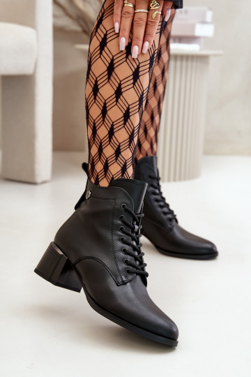 Botins femininos com atacadores em couro natural, isolados, na cor preta Vinceza 91110
