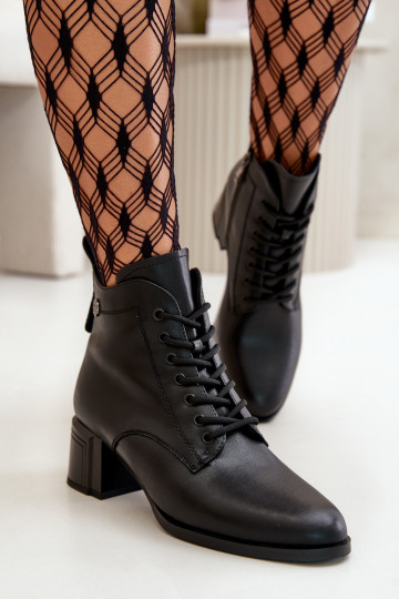 Botins femininos com atacadores em couro natural, isolados, na cor preta Vinceza 91110 2