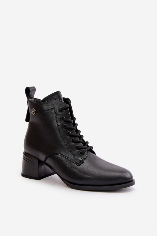 Botins femininos com atacadores em couro natural, isolados, na cor preta Vinceza 91110