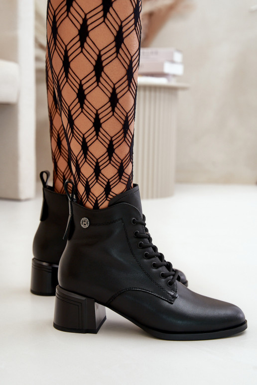 Botins femininos com atacadores em couro natural, isolados, na cor preta Vinceza 91110