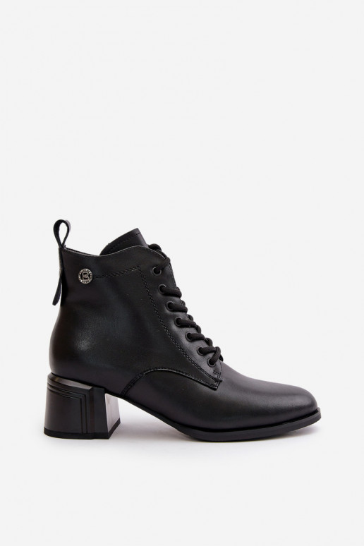 Botins femininos com atacadores em couro natural, isolados, na cor preta Vinceza 91110