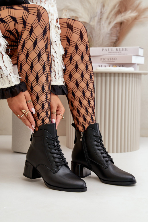 Botins femininos com atacadores em couro natural, isolados, na cor preta Vinceza 91110