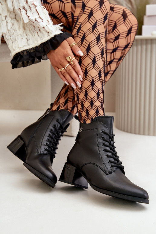 Botins femininos com atacadores em couro natural, isolados, na cor preta Vinceza 91110