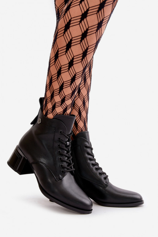 Botins femininos com atacadores em couro natural, isolados, na cor preta Vinceza 91110