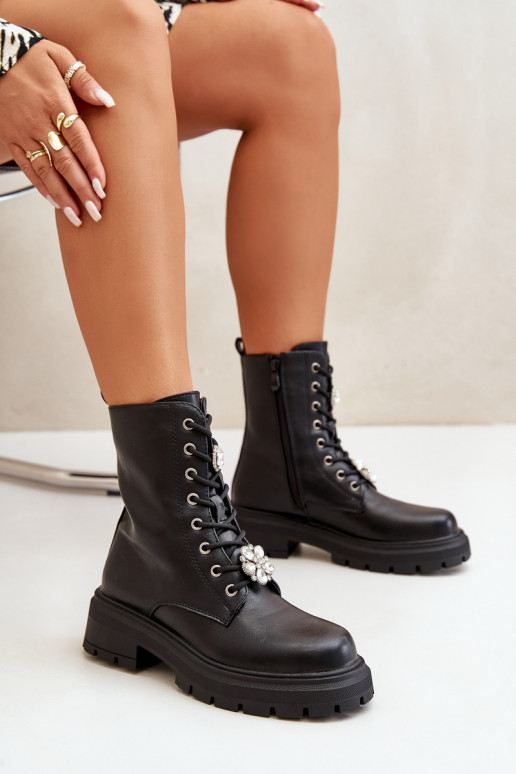 Botas de trabalho femininas com adornos em couro sintético na cor preta Kristines