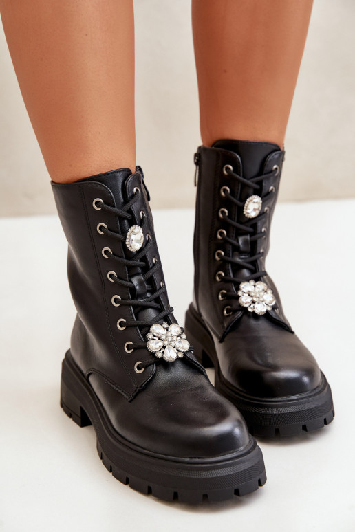 Botas de trabalho femininas com adornos em couro sintético na cor preta Kristines