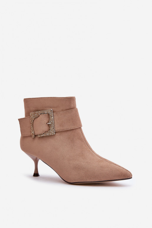 Botins femininos com saltos finos e fivelas na cor areia Nirilis