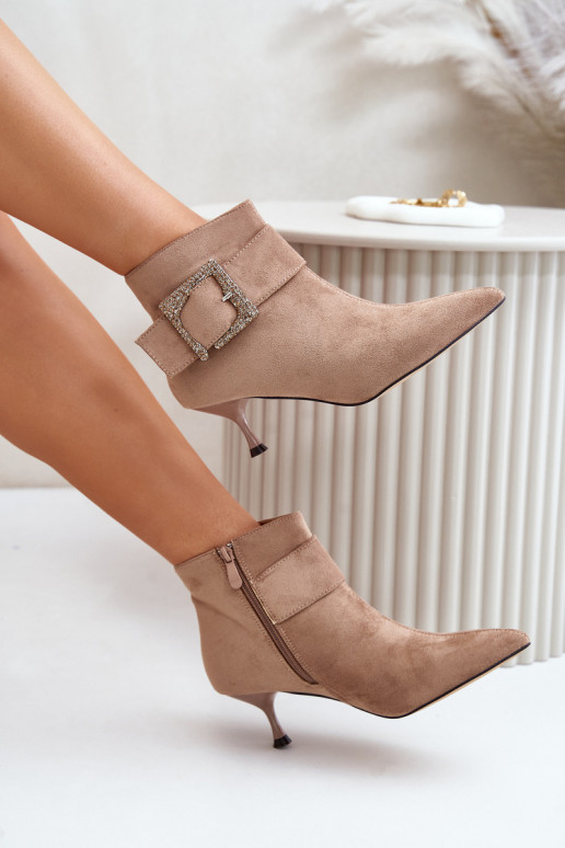 Botins femininos com saltos finos e fivelas na cor areia Nirilis