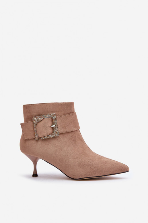 Botins femininos com saltos finos e fivelas na cor areia Nirilis