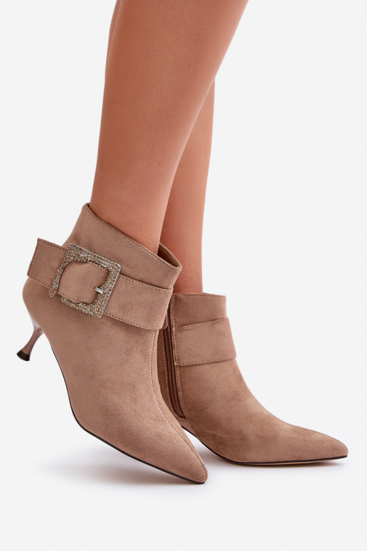 Botins femininos com saltos finos e fivelas na cor areia Nirilis