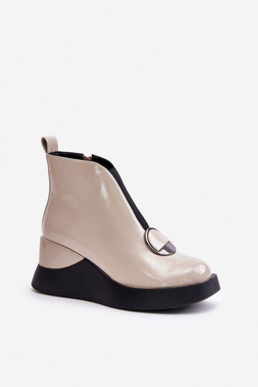 Botins de cor areia com plataforma e efeito verniz D&A MR880-136