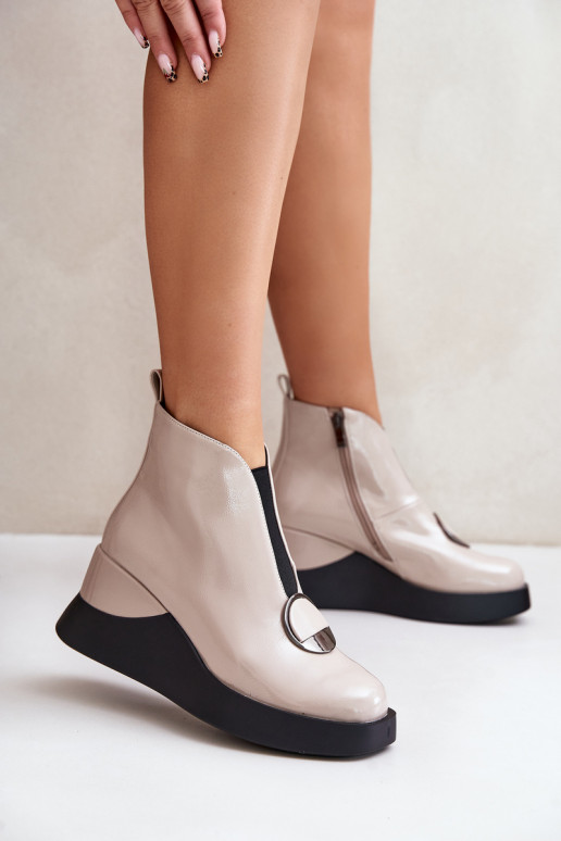 Botins de cor areia com plataforma e efeito verniz D&A MR880-136