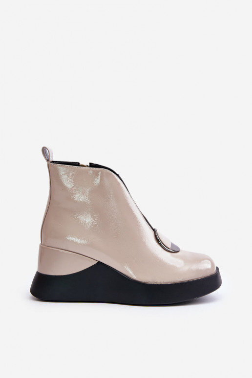 Botins de cor areia com plataforma e efeito verniz D&A MR880-136