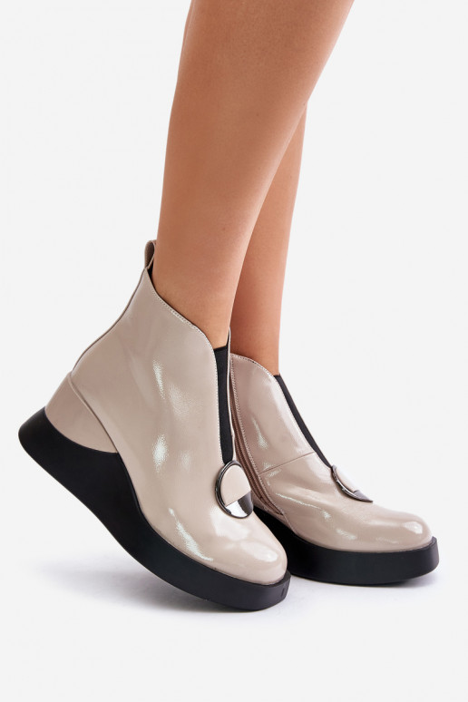 Botins de cor areia com plataforma e efeito verniz D&A MR880-136