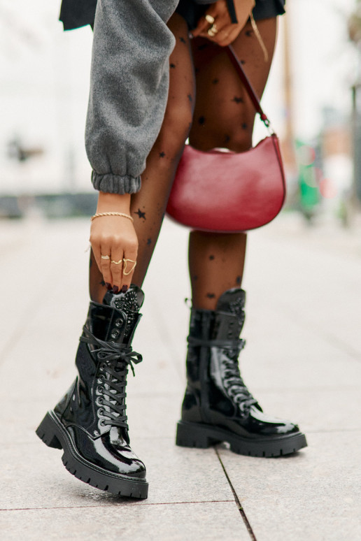 Botins de trabalho pretos com ornamentos e efeito verniz Kelilea