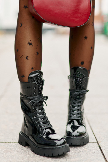 Botins de trabalho pretos com ornamentos e efeito verniz Kelilea 2