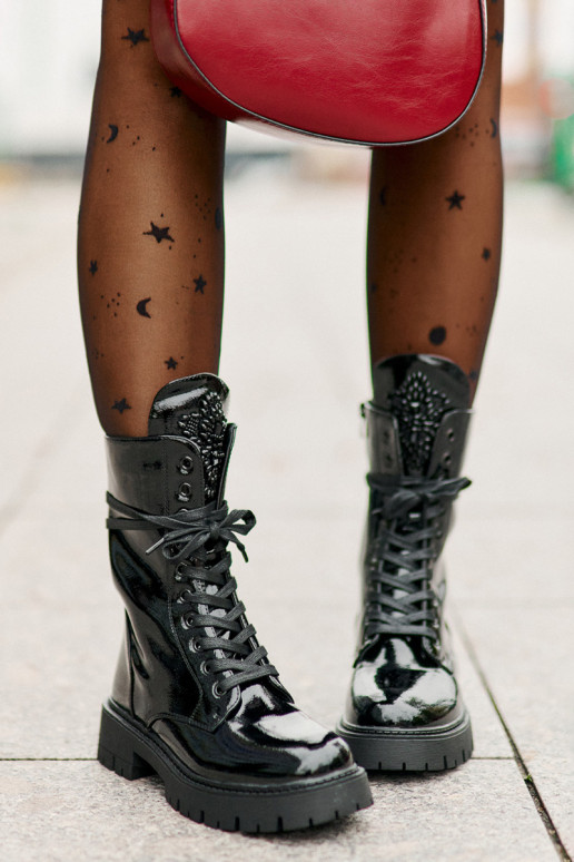 Botins de trabalho pretos com ornamentos e efeito verniz Kelilea