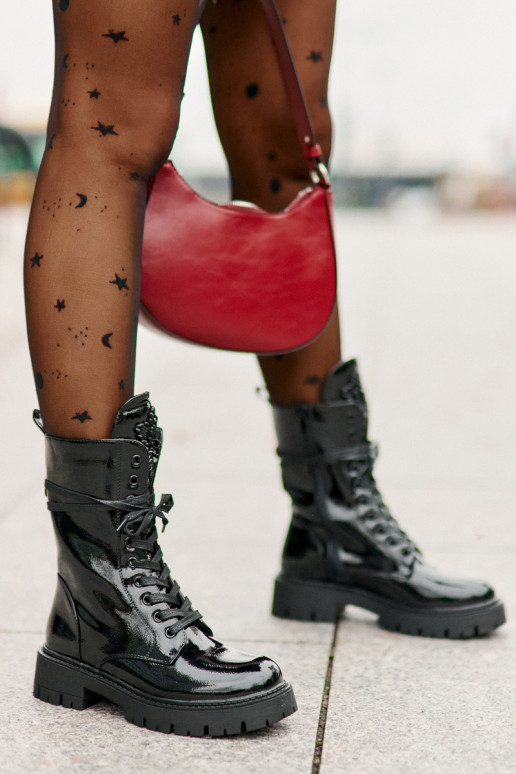 Botins de trabalho pretos com ornamentos e efeito verniz Kelilea