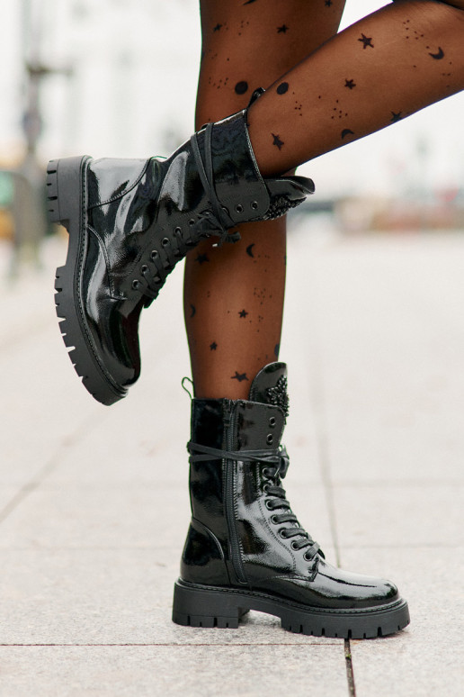 Botins de trabalho pretos com ornamentos e efeito verniz Kelilea