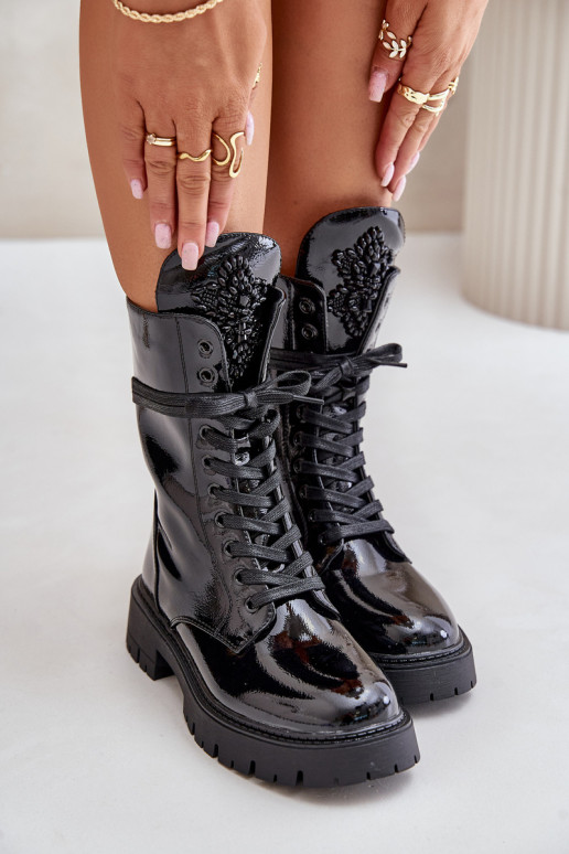 Botins de trabalho pretos com ornamentos e efeito verniz Kelilea