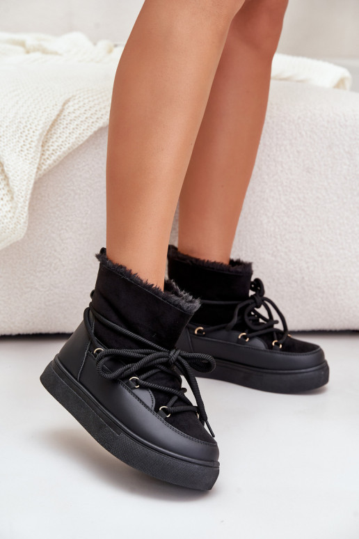 Botas de neve pretas isoladas com plataforma e pelo por dentro Aziara