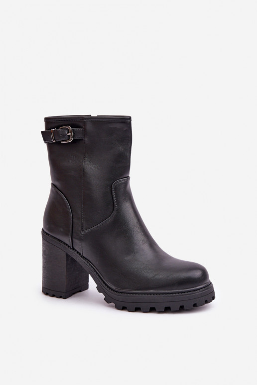 Botins pretos isolados com saltos e fivelas Selavia