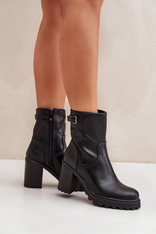 Botins pretos isolados com saltos e fivelas Selavia