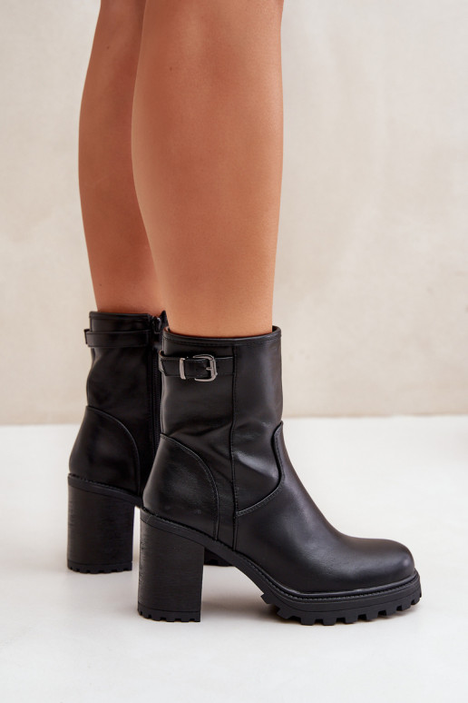 Botins pretos isolados com saltos e fivelas Selavia